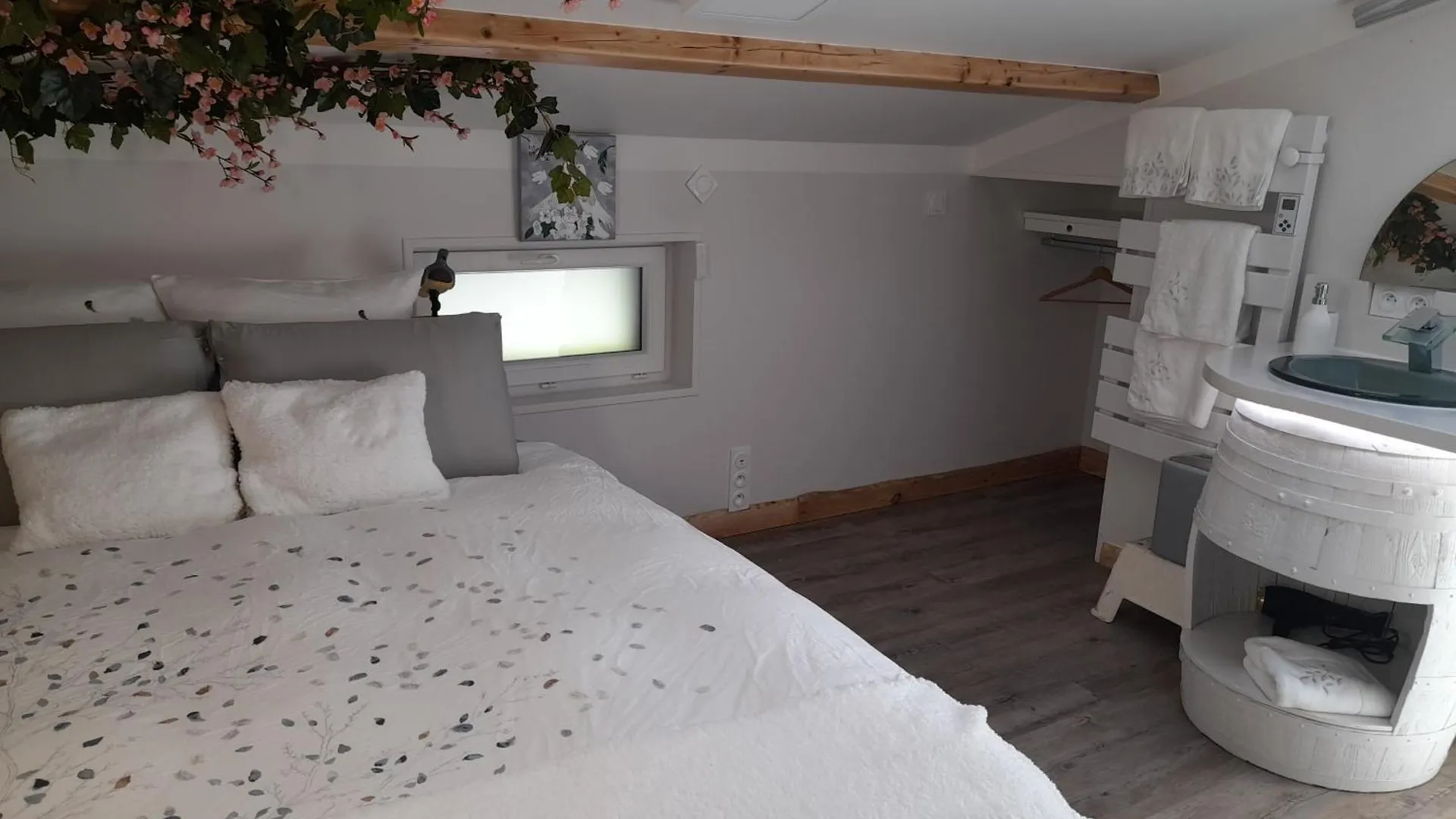 La Maison Du Bonheur, Borne De Recharge Ve Saint-Bernard  Bed & Breakfast